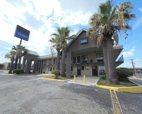 Everstay Suites Lackland Hotels near Acme Park