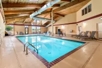 Quality Inn & Suites Lawrence - University Area - Pool