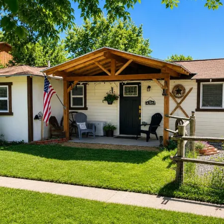 “WYNOT BUNKHOUSE”, Western class in a quaint backyard retreat