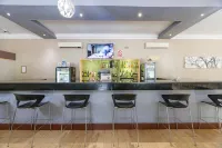 Kadoma Hotel & Conference Centre - С баром