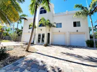 5Br Luxury Home w/ Pool, Theater, Rooftop Deck & 100-ft Dock Near Beach! - Hot Tub