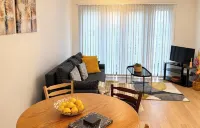 1-Bed - Sleeps 4 - Parking - Central Location - Apartments