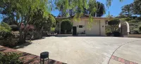 Detached guest house on private gated Spanish Estate with a pool, Temecula close - Homestays