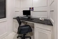 Super 8 by Wyndham League City/Kemah Area - Pysäköinti