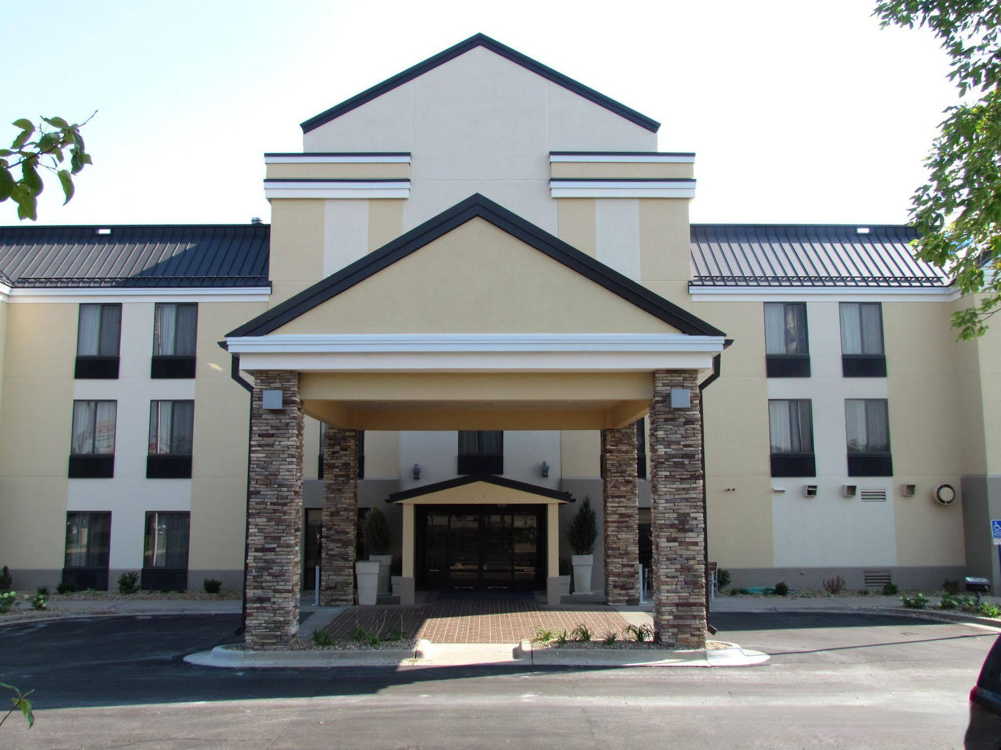 Holiday Inn Express & Suites - Interstate 380 at 33rd Avenue, an Ihg Hotel