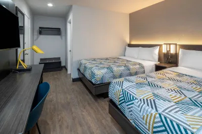 Motel 6 Fontana, CA Отели рядом с достопримечательностью «Шоппинг-центр Стейтр Бразерс»