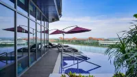 Holiday Inn Haikou West Coast by IHG - Infinity Pools