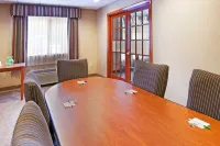 Holiday Inn Express & Suites Boston - Marlboro Hotels in Berlin
