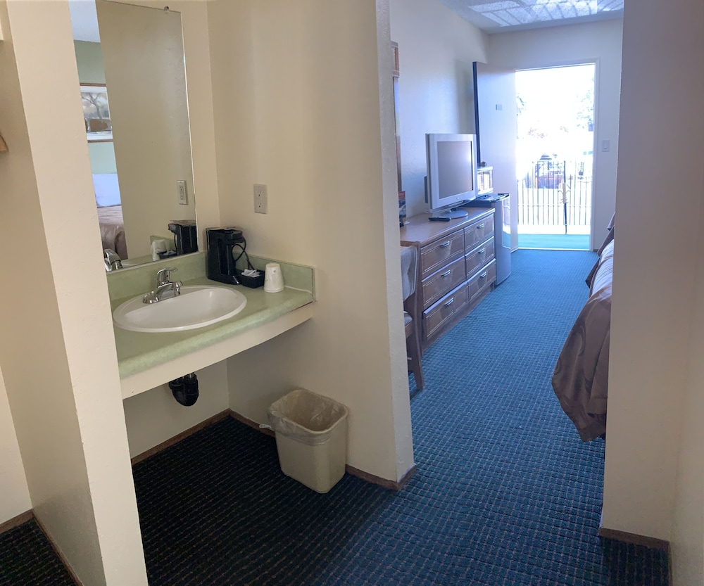 Regency Inn Lakeport