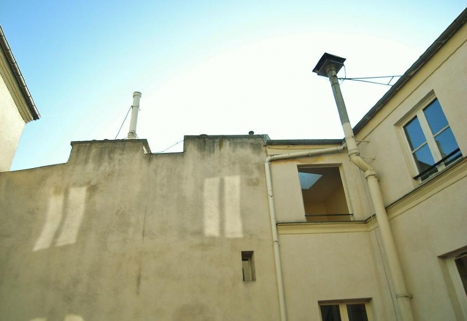 1. Studio -..