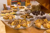 La Villa, Sure Hotel Collection by Best Western - breakfast