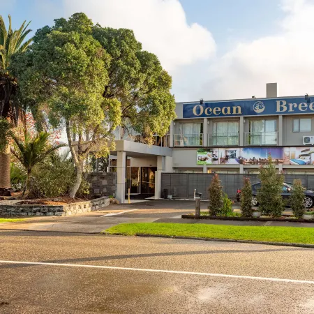 Ocean Breeze Hotel Отели рядом с достопримечательностью «Норт Хед»