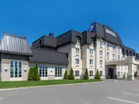 Comfort Inn & Suites Hotels near Place Laurier