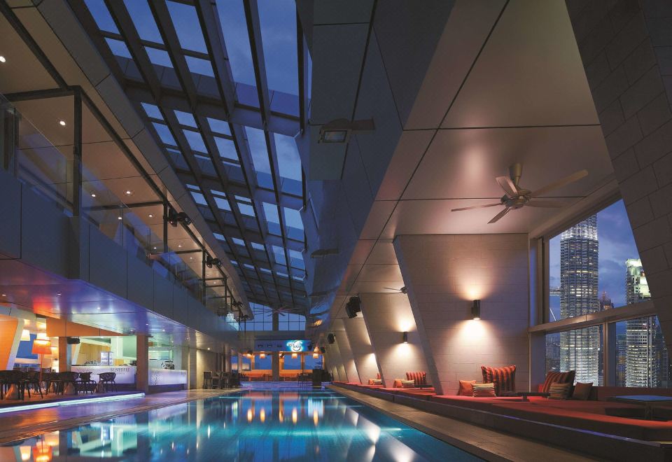 Traders Hotel 수영장