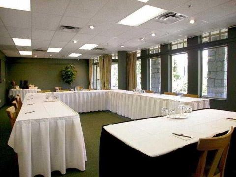 3. 피나클 호텔 휘..