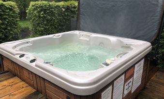 Adventure the Bruce Inn - Recently Renovated with Outdoor Hot Tub