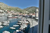 Douskos Port House - 4-Star