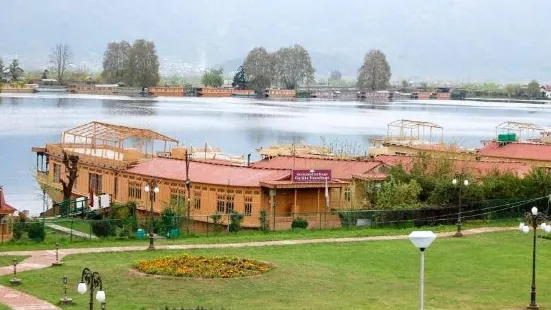 WelcomHeritage Gurkha Houseboats