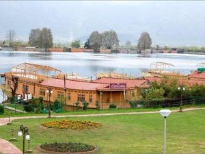 WelcomHeritage Gurkha Houseboats