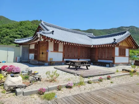 Boeun Seowon Hanok Pension Отели в г. Поын