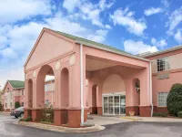 Days Inn & Suites by Wyndham Huntsville Hotels in Huntsville
