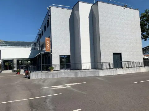 วูดส์ โฮเทล ฌอเนอฟ - ทัวร์รี