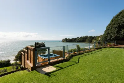 By the Bay Beachfront Apartments Hotel di 