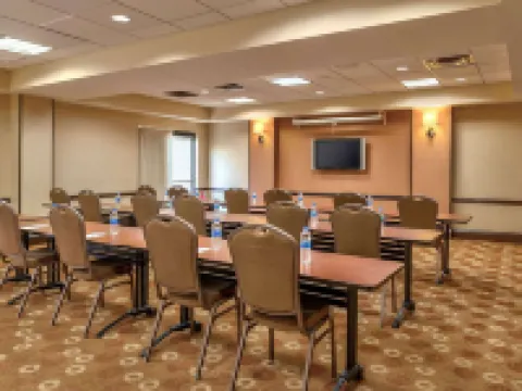 堪薩斯城機場温德姆花園酒店 梅酒店