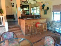 Orange Hill Beach Inn - bar