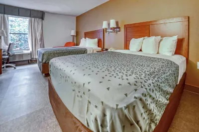 Econo Lodge Raleigh Near Walnut Creek Amphitheatre Hotel berhampiran Knightdale Commons