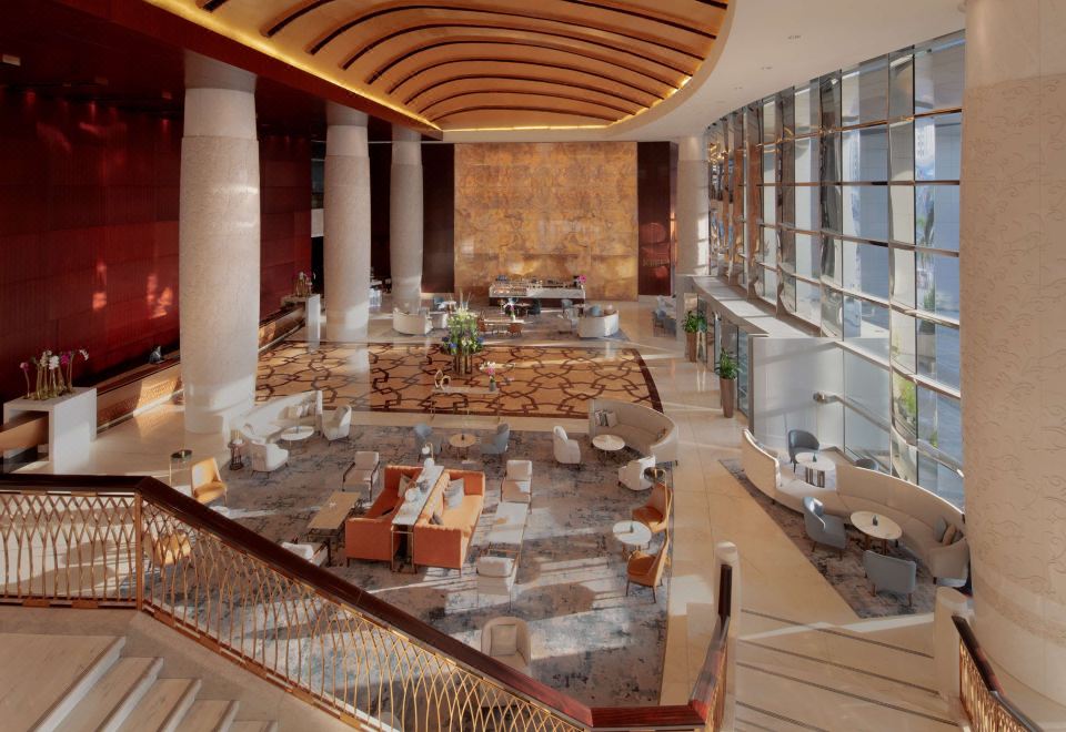 콘래드 두바이의 모던한 객실 내부