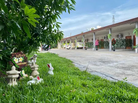 Sweet Hug Hotel Отели в г. Супхан Бури