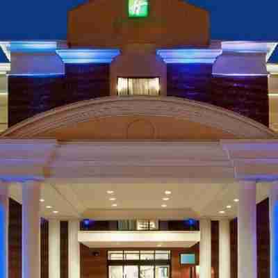 Holiday Inn Express & Suites Norfolk Airport Hotel Exterior