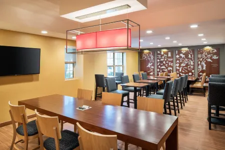 TownePlace Suites Los Angeles LAX Manhattan Beach Отели рядом с достопримечательностью «Oviatt Building»