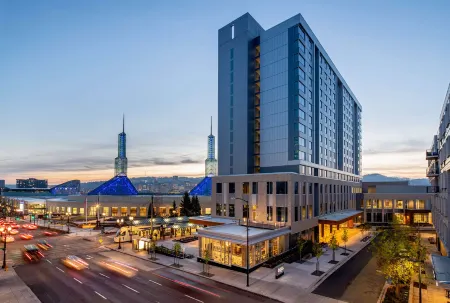 Hyatt Regency Portland Отели рядом с достопримечательностью «Travel Portland Visitor Information Center»