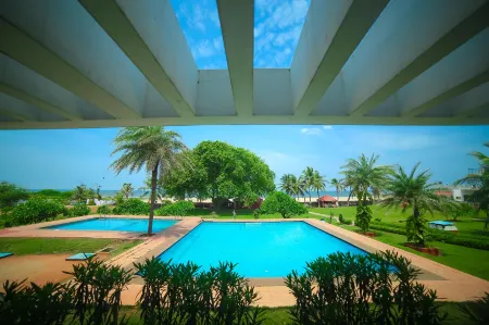 St.James Court Beach Resort Отели в г. Manjakuppam