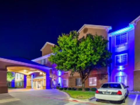 เบสท์เวสเทิร์นพลัส คัตติ้งฮอร์ส อินน์แอนด์สวีทส์ โรงแรมในเวเธอร์ฟอร์ด