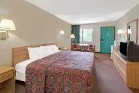 Days Inn by Wyndham Espanola - parking