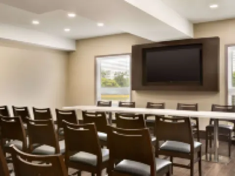 Super 8 by Wyndham Ajax/Toronto on Hotels in Ajax