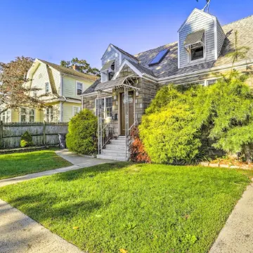 Near Yale & Lighthouse Point Beach: Home w/ Pool! Отели в г. Нью-Хейвен