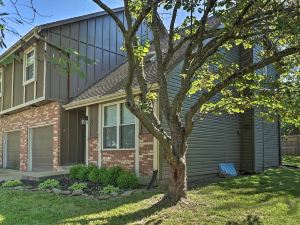 Modern Townhome w/ Fireplace: Near Stoll Park