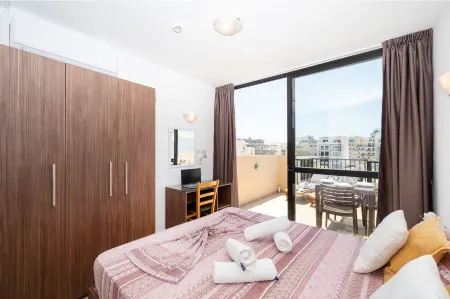 Sea Bliss Penthouse with Side Seaviews from Terrace Отели рядом с достопримечательностью «Pjazza San Pawl Playground»