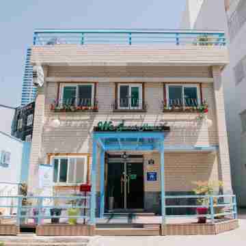 We Guest House - Hostel Hotel Exterior