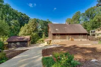 Cozy, Pet-Friendly Retreat in Hickory w/ Fire Pit!
