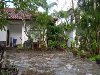 Family House Hotel Kuta فنادق في بوجوت
