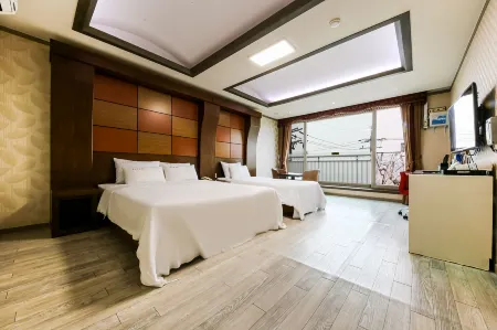 Taean Lux Pensiontel Отели рядом с достопримечательностью «Ch'ŏngp'odae-haesuyokchang»