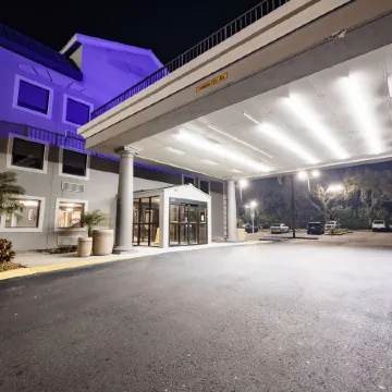 La Quinta Inn by Wyndham Tampa Near Busch Gardens Отели рядом с достопримечательностью «Зоопарк Лоури»
