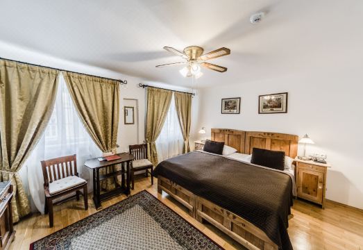 아처볼드 앳 더 찰스 브리지