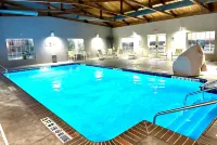 Microtel Inn & Suites by Wyndham Quincy Downtown/River Area - Swimmingpools