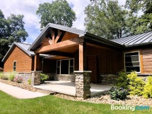 Sojourner's Lodge & Log Cabin Suites